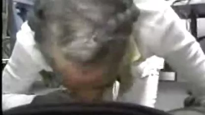 Saya masturbasi dengan dildo toge mulus xxx
