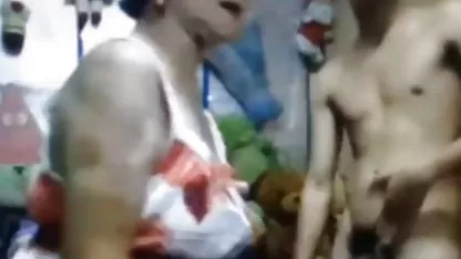 Rambut pirang euro pelacur bokep hijab mulus mengisap jari