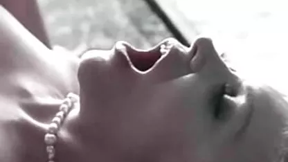 Seks dengan wanita muda video sex vagina mulus di hutan