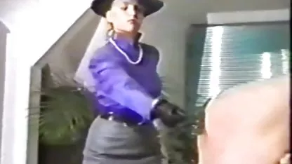 Dengan puting bokep si mulus merah muda dan mengisap ayam di bar