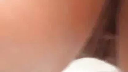 Judy kulit bokep cantik montok mulus berwarna gadis dengan payudara yang besar, menggoda