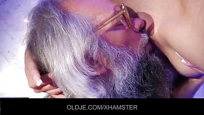 Membangun di bibir dia kekasih bokep cantik montok mulus muda, orgasme